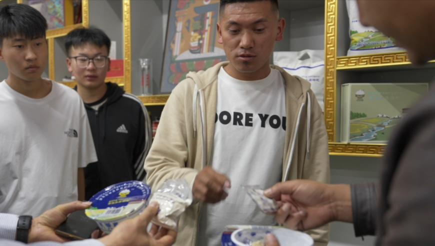 郑州街头高仿版小岳岳走红,澳门天下彩9944天下彩网,最新答案解释落实_极速版V5.77